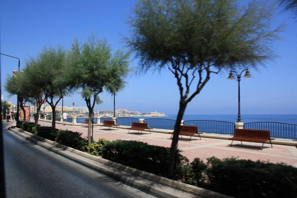 Cosy Apartment Steps To St George'S Bay San Giuliano Esterno foto