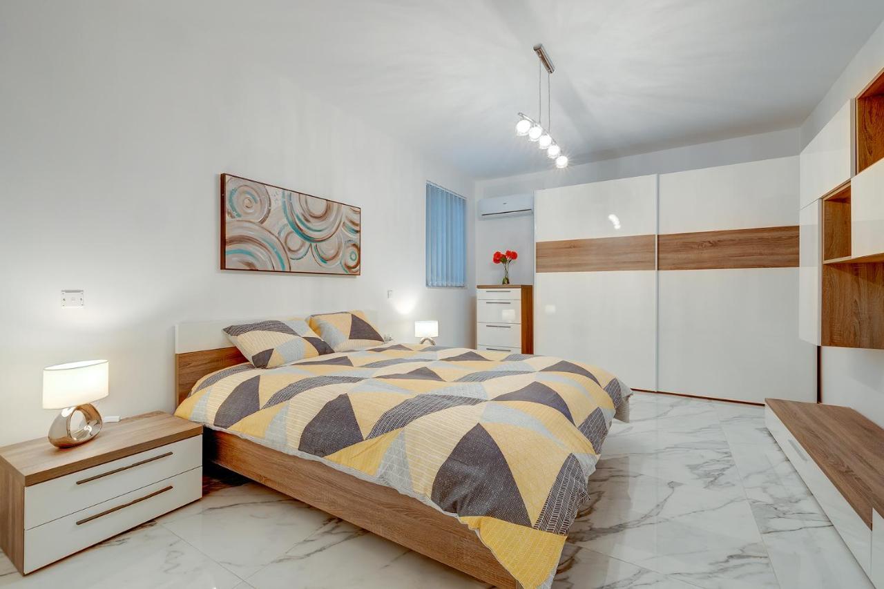 Cosy Apartment Steps To St George'S Bay San Giuliano Esterno foto