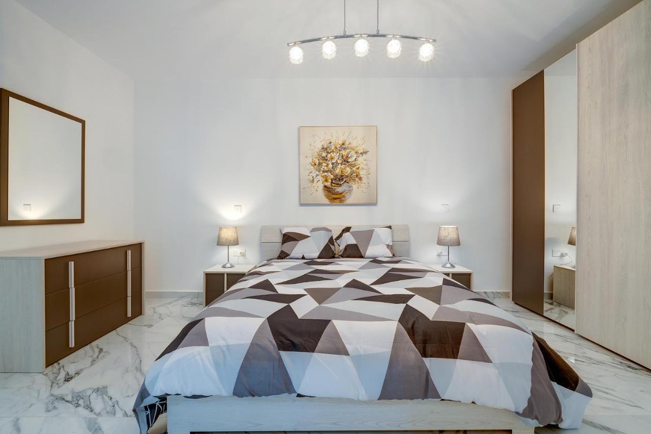 Cosy Apartment Steps To St George'S Bay San Giuliano Esterno foto