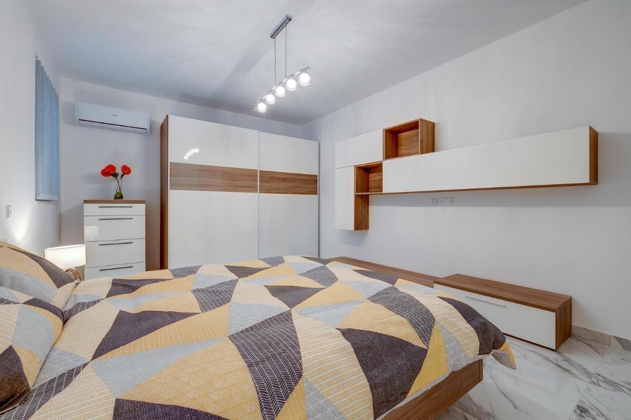 Cosy Apartment Steps To St George'S Bay San Giuliano Esterno foto