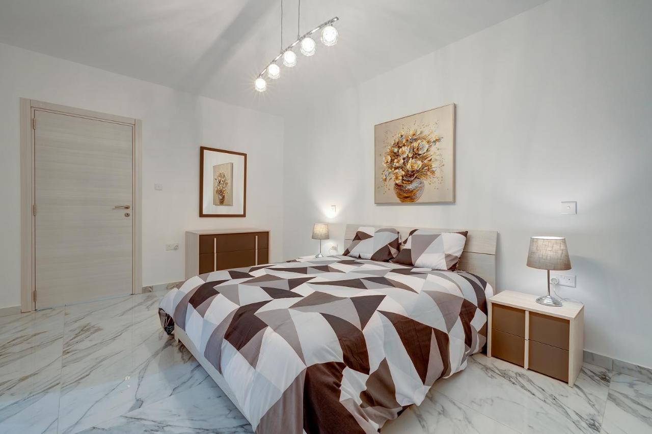 Cosy Apartment Steps To St George'S Bay San Giuliano Esterno foto
